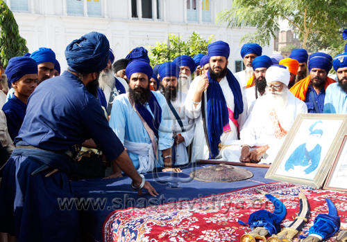 Gurdev Nidar Singh Nihang in discussions with the Baba Daya Singh and his sons of the Bidhi Chandia Dal during the filming of the Discovery Channel documentary on the Chakar (quoit), Sursingh, Punjab