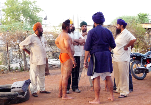 Nidar Singh Nihang visiting a 'Pelwani Akhara' (wrestling school) in Nanded, Maharashtra