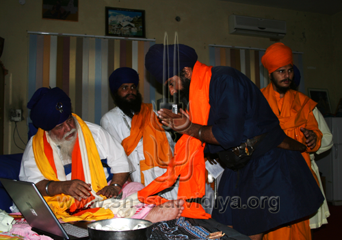 Gurdev Nidar Singh Nihang receiving a Siropa (robe of honour) from the late great Buddha Dal chief, Akali Nihang Baba Santa Singh, Talwandi Sabo, Punjab