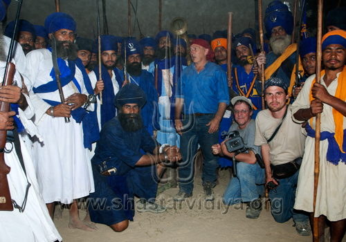 Gurdev Nidar Singh Nihang alongside Mike Loades and the Nihangs of the Bidhi Chandia Dal during the filming of the Discovery Channel documentary on the Chakar (quoit), Sursingh, Punjab
